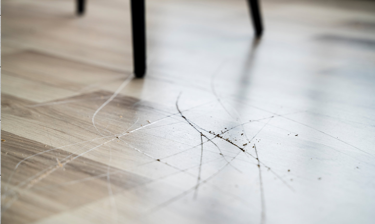 Jak řešit poškrábání na podlahách z dlažby a lina